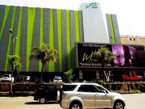 Proyek dumbwaiter, Hotel Whiz, pelita mutiara indah